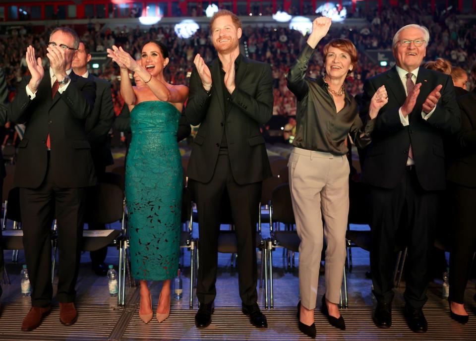 duesseldorf, germany september 16 l r dominic reid, obe chief executive, meghan, duchess of sussex, prince harry, duke of sussex, elke büdenbender and german federal president frank walter steinmeier attend the closing ceremony of the invictus games düsseldorf 2023 at merkur spiel arena on september 16, 2023 in duesseldorf, germany photo by chris jacksongetty images for the invictus games foundation