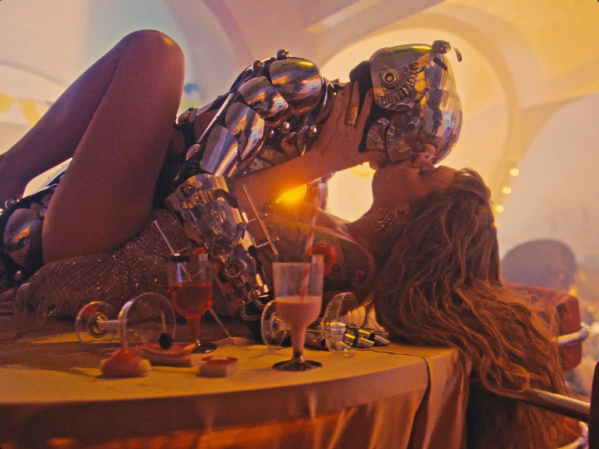 Tove Lo and her robot lover in the video for ‘No One Dies from Love' (Pretty Swede)