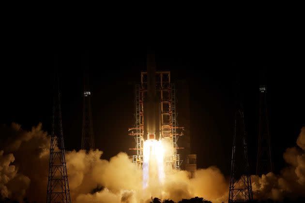 <p>La Chine a lancé mardi vers la Lune une sonde destinée à collecter des échantillons de roches et les ramener sur Terre.</p>