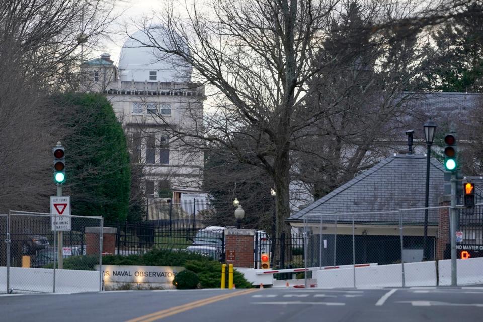 <p>Una vista de la seguridad alrededor de la residencia del vicepresidente en el Observatorio Naval en Washington, el domingo 17 de enero de 2021, con seguridad adicional. </p> (Foto AP / Susan Walsh)