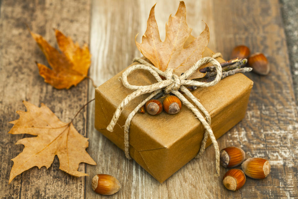 Friendsgiving: Party Favors little boxes with treats wrapped in kraft paper and kissed with leaves and twine