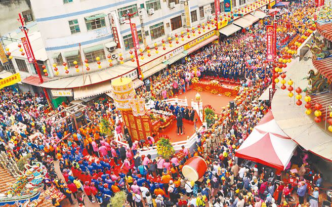 大甲媽祖9天8夜遶境進香，9日重頭戲，循古禮舉行祝壽大典，奉天宮周邊湧進數萬信眾，行三跪九叩禮，虔誠向媽祖祝壽。（呂妍庭攝）