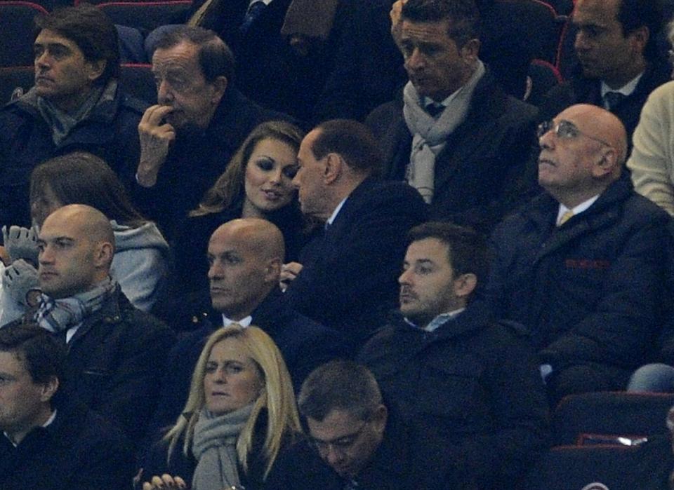 El ex primer ministro italiano Silvio Berlusconi junto a su novia Francesca Pascale, durante un partido del Milan contra el FC Zenith de la Champions League, en el Estadio San Siro. Silvio Berlusconi anunció en un programa de televisión que tiene una relación con Pascale, quien tiene casi 50 años menos que él. Diciembre 4, 2012. (Photo by Claudio Villa/Getty Images)