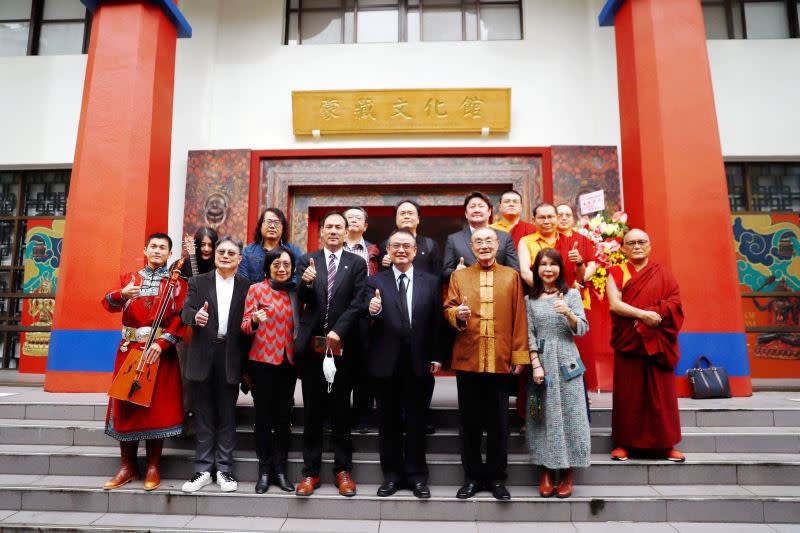 達賴喇嘛西藏宗教基金會董事長格桑堅參（前排左4起）、文化部政務次長蕭宗煌、國軍退除役官兵輔導委員會主委馮世寬、蒙藏文化中心主任高玉珍等合影