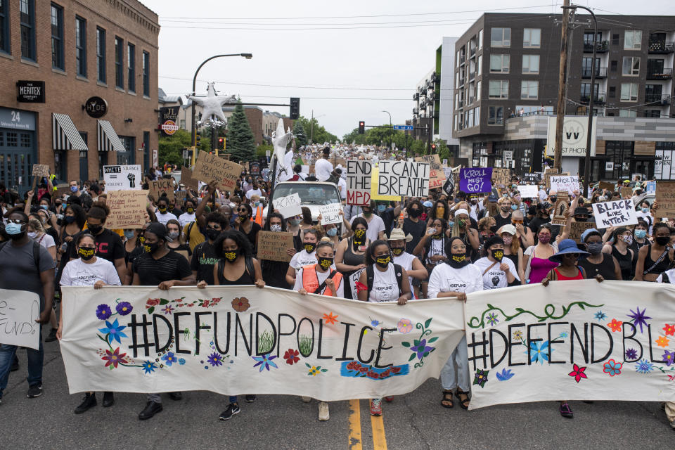 El clamor por quitarle el presupuesto a las policías cunde en las protestas contra el racismo y la brutalidad policaca en EEUU. (Photo by Stephen Maturen/Getty Images)