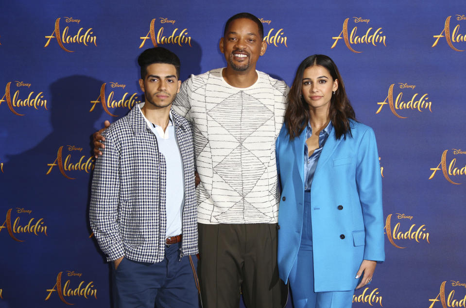 Los actores Mena Massoud, de izquierda a derecha, Will Smith y Naomi Scott posan para retratos en una sesión de la película '"Aladdin" en Londres, el 10 de mayo de 2019. (Foto Joel C Ryan/Invision/AP)