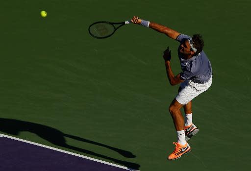 El tenista suizo Roger Federer sirve en su partido de octavos de final ante el francés Richard Gasquet en el Masters 1000 de Miami, Florida, el 25 de marzo de 2014 (GETTY IMAGES NORTH AMERICA/AFP | Al Bello)