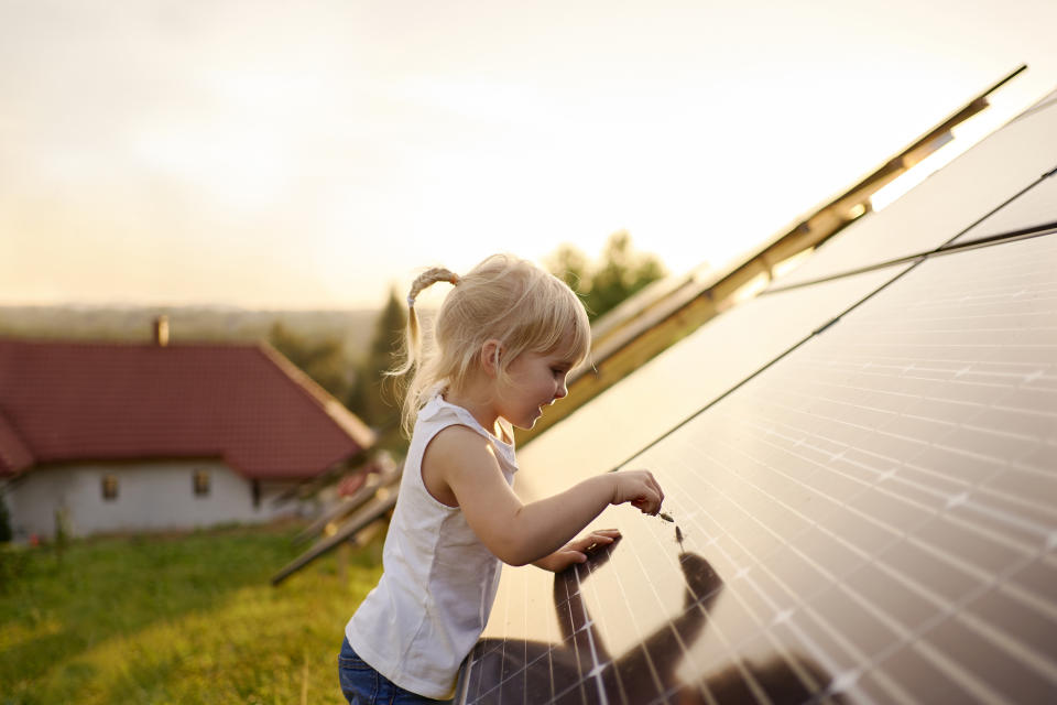 21_06_28 A child playing with a solar panel _GettyImages-1271668484