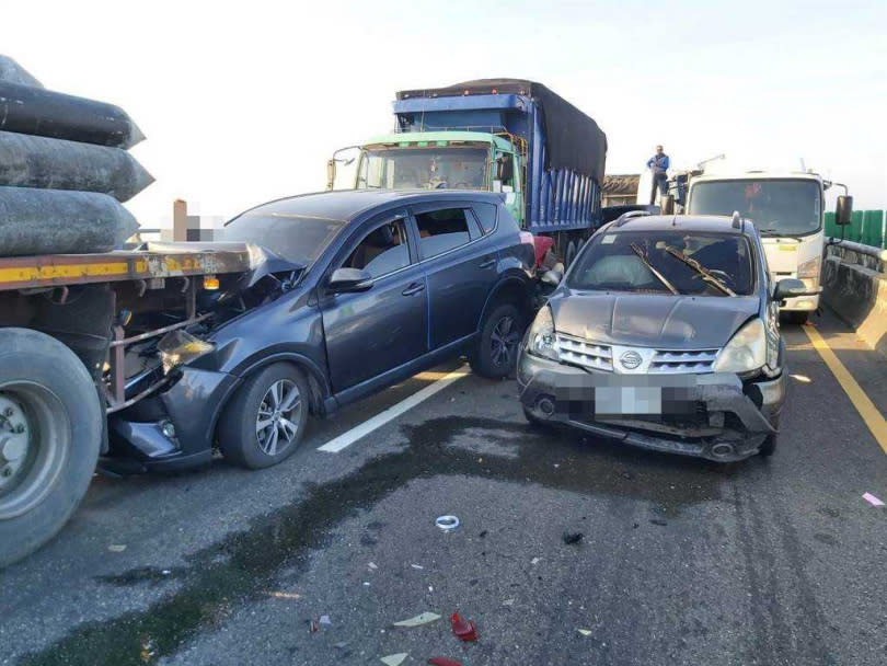 重大連環車禍造成西濱快速道路一度交通中斷，增加救援困難。（圖／翻攝畫面）