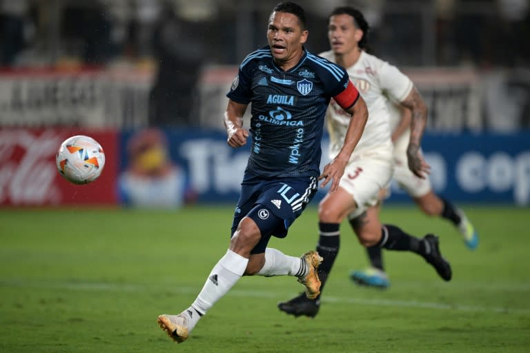 Carlos Bacca, de Junior, corre tras la pelota durante un partido ante Universitario en la Copa Libertadores el 7 de mayo de 2024 en Lima (ERNESTO BENAVIDES)