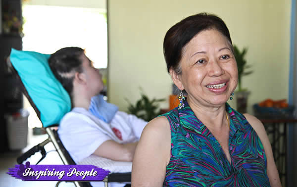 Leong Poh Yin continues to care for others despite her challenging circumstances. (Yahoo! photo)