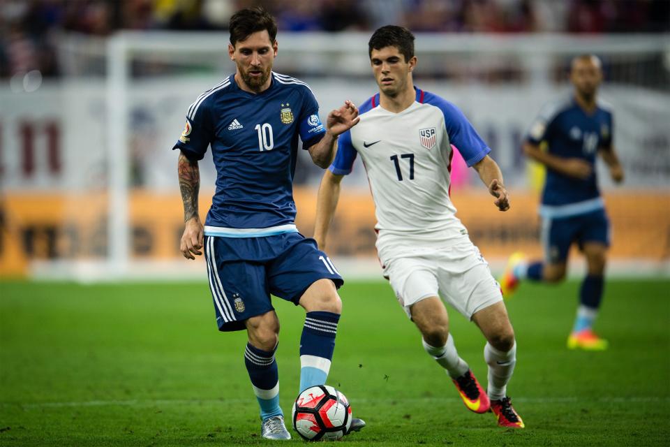 HOUSTON, USA - JUNE 21: Christian Pulisic (R) of USA struggle for the ball against Lionel Messi (L) of Argentina during the 2016 Copa America Centenario Semi-final match between USA vs Argentina at the NRG Stadium on June 21, 2016 in Houston, USA.  (Photo by Stringer/Anadolu Agency/Getty Images)