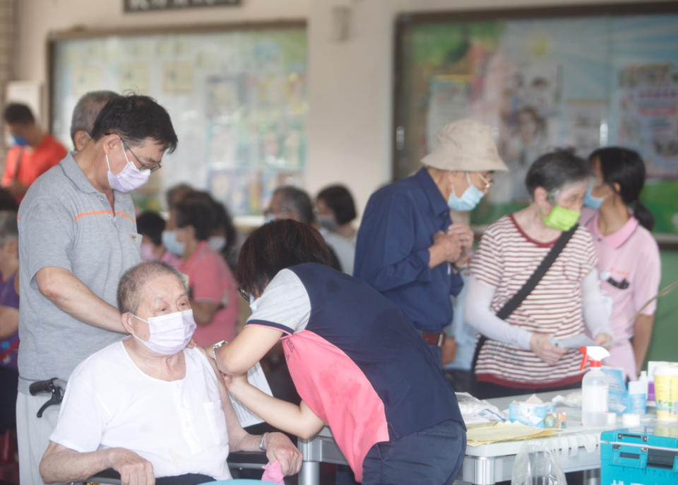 公費流感疫苗第一階段1日開打，一早桃園市楊梅區富豐里等六個里符合資格的居民至富岡國小施打打站施打疫苗。（陳怡誠攝）