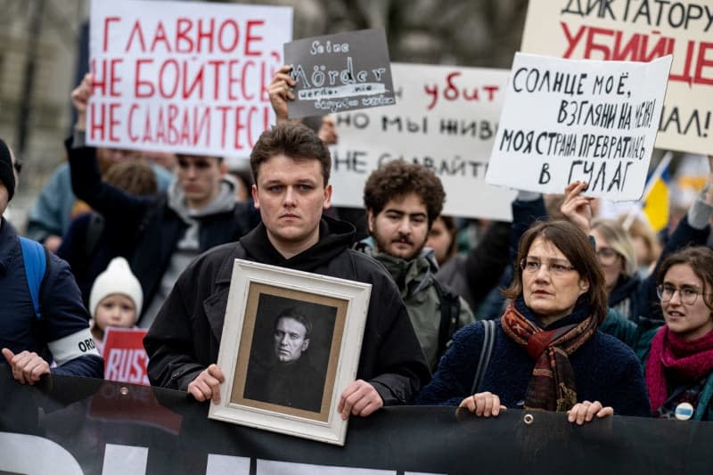 People demonstrate against the Russian government in front of the Russian embassy in Berlin-Mitte following the death of Russian opposition figure Alexei Navalny. Fabian Sommer/dpa