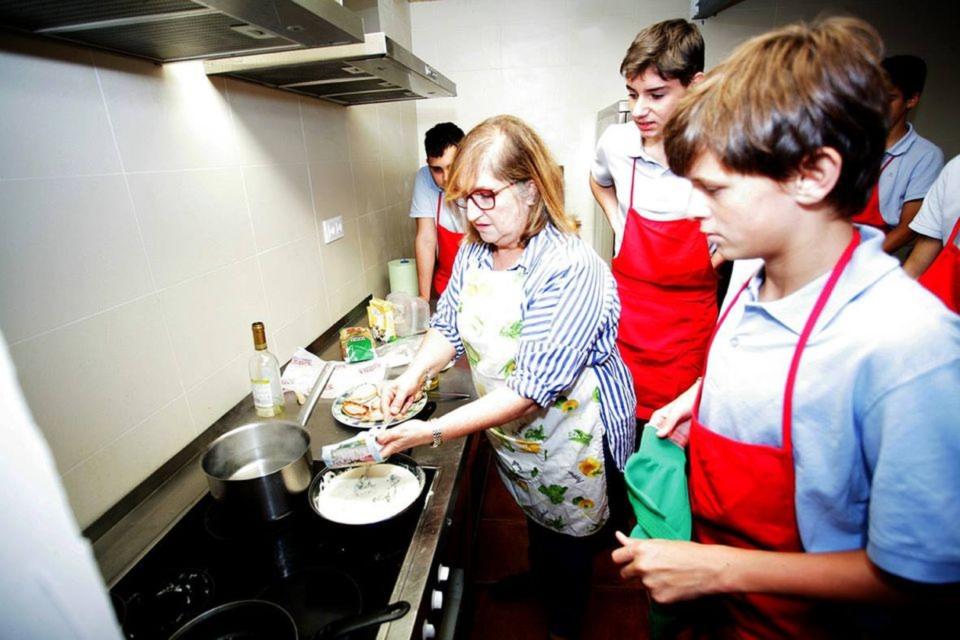 Este colegio de Vigo enseña a los niños a hacer las tareas del hogar