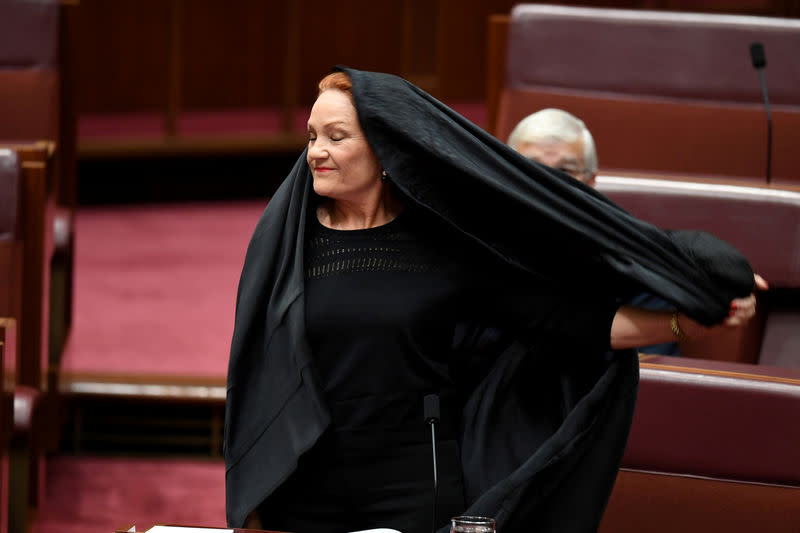 Pauline Hanson, sénatrice du parti d'extrême droite One Nation, s'est présentée jeudi au Parlement australien revêtue d'une burqa dans le cadre d'une campagne visant à interdire le port de ce vêtement dans le pays. /Photo prise le 17 août 2017/REUTERS/Mick Tsikas