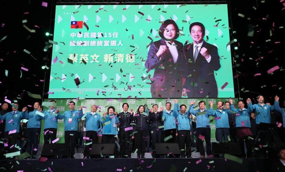 圖為2020總統大選11日開票結果出爐，民進黨總統、副總統候選人蔡英文、賴清德高票勝選。（資料照／黃世麒攝）