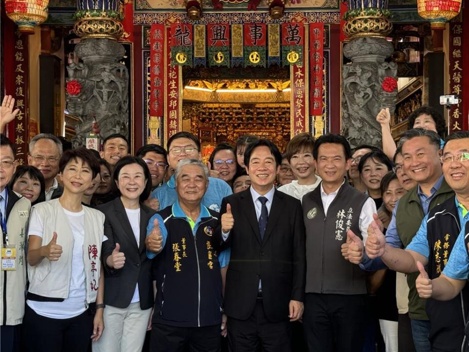 賴清德總統(中)今天回到台南祈福揭匾，爭取黨內提名參選下屆市長子弟兵立委林俊憲(右三)、立委陳亭妃(左一)都到場同框。(曹婷婷攝)