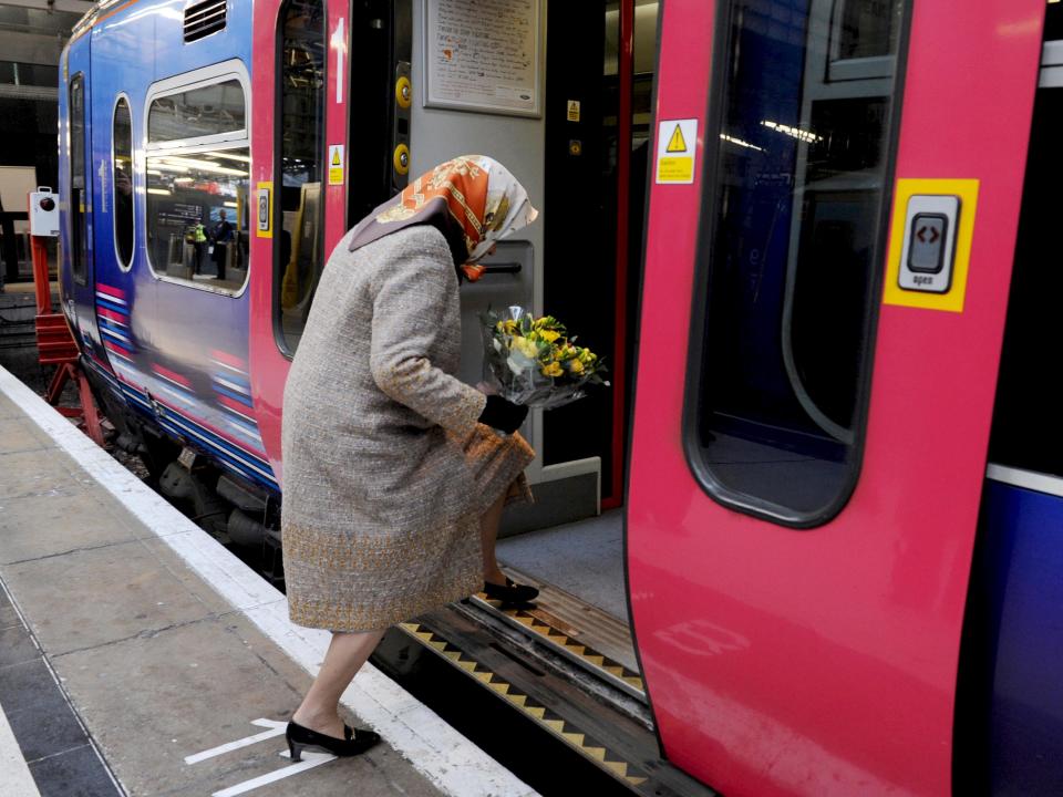 Queen Elizabeth boards a train in 2009.