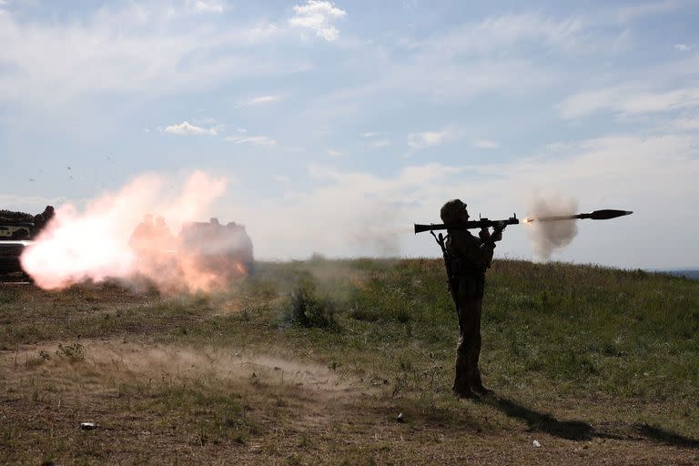 Un soldado ucraniano lanza un misil portátil en Donetsk
