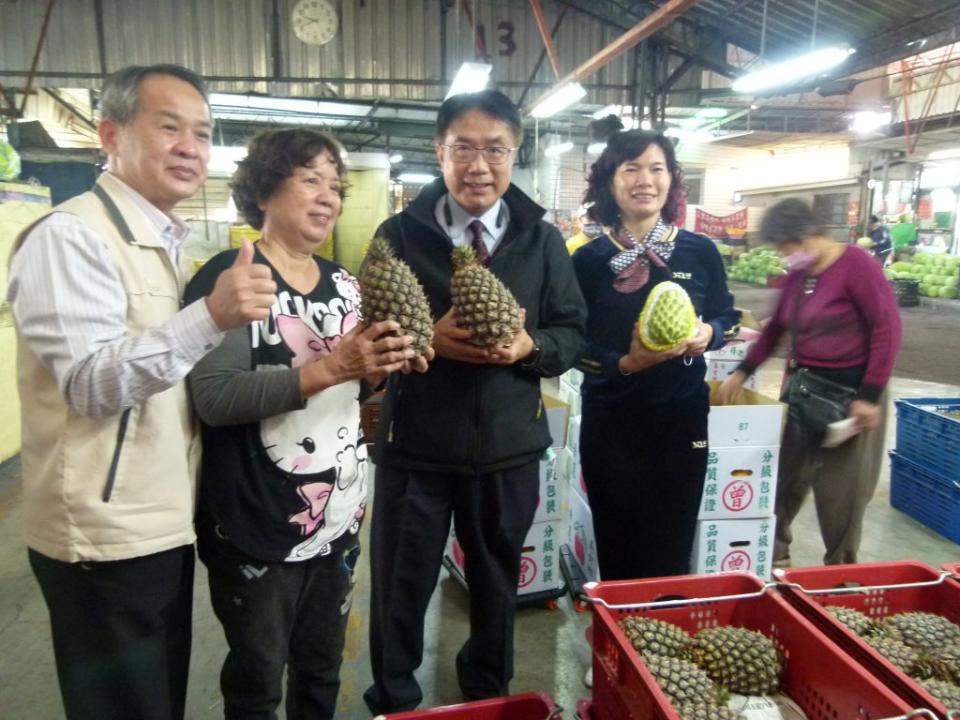 市長黃偉哲視察新化果菜市場，同時也代言市場新推出的「柿柿蘋安」禮盒。（記者張淑娟攝）