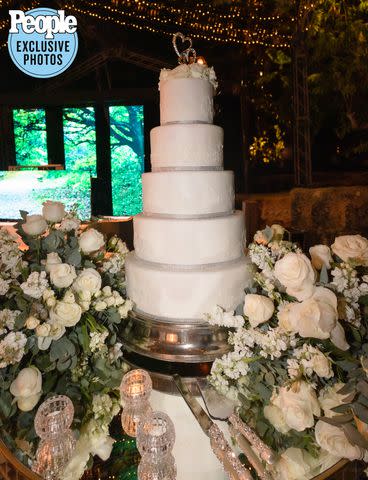 <p><a href="https://www.instagram.com/martinameztoyphotography/" data-component="link" data-source="inlineLink" data-type="externalLink" data-ordinal="1">Martin Ameztoy Photography</a></p> Blair Underwood's wedding cake was filled with alternating layers of sweet guava cream and white chocolate cream