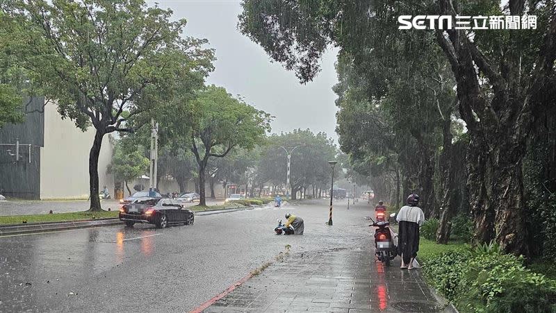 有民眾騎車跌入淹水區，目擊民眾立刻上前幫忙。（圖／讀者 授權提供）