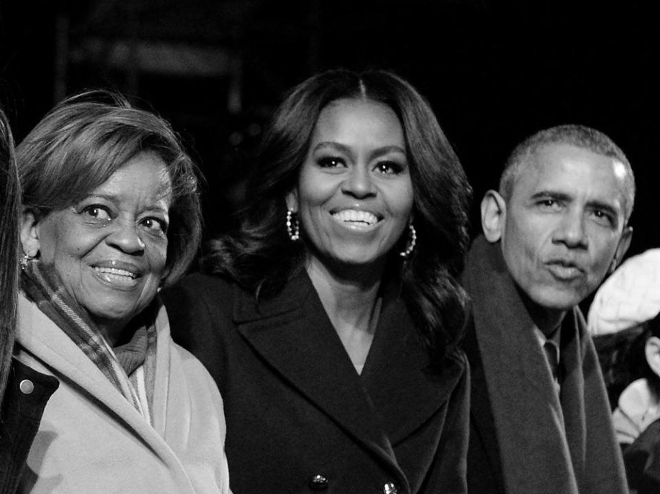 Ein Foto aus glücklicheren Tagen im Dezember 2015: Marian Robinson (l.) neben ihrer Tochter, der damaligen First Lady Michelle Obama, und ihrem Schwiegersohn, Ex-US-Präsident Barack Obama. (Bild: imago/Newscom World)