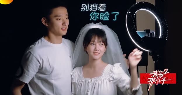 陳小紜與于小彤一起登上實境節目《我家那小子2》拍自助婚紗照。（圖／翻攝自微博）