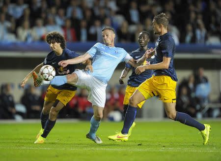 Malmo's Markus Rosenberg (C) fights for the ball with Salzburg's Andre Ramalho and Stefan Ilsanker (R) during their Champions League playoff second leg soccer match in Malmo August 27, 2014. REUTERS/Bjorn Lindgren/TT News Agency