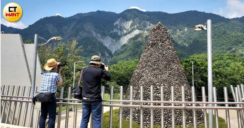 「小林村紀念公園」內最醒目的焦點是高九公尺、用獻肚山的石頭所堆砌的紀念碑。（圖／宋岱融攝）