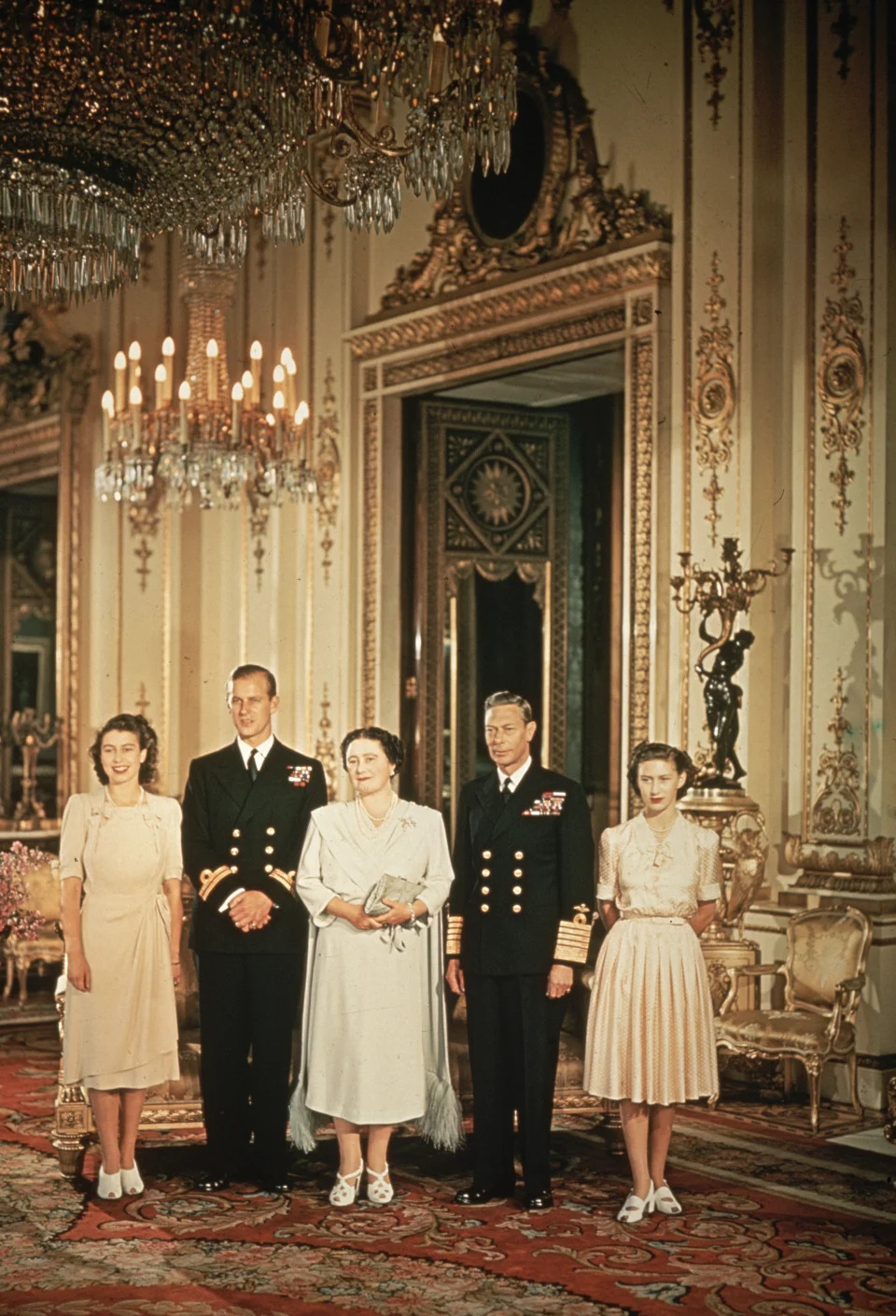 伊莉莎白公主宣布婚訊後，與丈夫和全家人合照，由左至右分別為伊莉莎白公主（後為英國女王）、丈夫菲立普、母親伊莉莎白王后、父親喬治六世、妹妹瑪格麗特公主。圖片來源：Getty Images