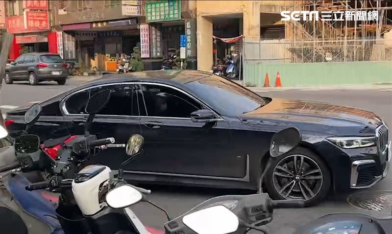 古姓營造商交保後不發一語，搭上ＢＭＷ 7系列房車離開。(圖／翻攝畫面)