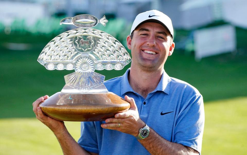 Scottie Scheffler sostiene el trofeo del campeonato después de la ronda final del torneo de golf Phoenix Open - Rory McIlroy pierde el número 1 del mundo mientras Scottie Scheffler recupera el primer puesto en el ranking mundial - Darryl Webb