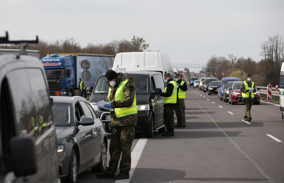 Die Grenzübergänge zwischen Polen und Deutschland sind völlig überfordert. (Bild: Reuters)