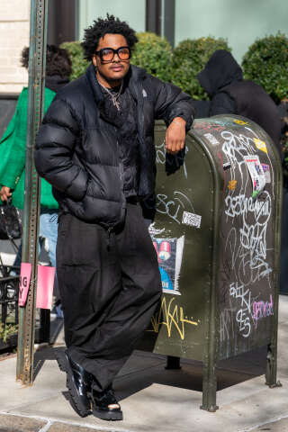 Un invité de la Fashion Week de New York porte une doudoune The North Face, en février 2023. Comme le rappelle “Vogue”, la tendance du gorpcore, qui consiste à s’habiller avec des vêtements originellement destinés à l’alpinisme, a aussi contribué à populariser la doudoune auprès du public. . PHOTO DAVID DEE DELGADO/Getty Images/AFP