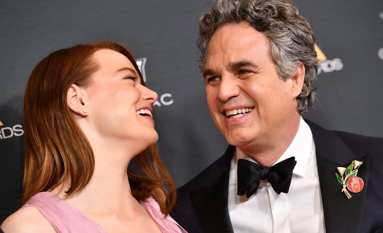 El actor Mark Ruffalo y la actriz Emma Stone en la previa de la entrega de premios de la entidad que nuclea a los directores de cine