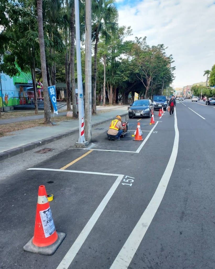 市府交通局在新營南瀛綠都心、火車站周邊路段導入地磁設備，近四百席路邊停車位即時資訊已完成建置上線。（交通局提供）