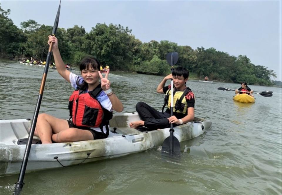 北台南家扶青少年在柳營德元埤體驗獨木舟活動。（家扶提供）