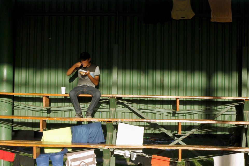 A Cuban migrant eats during lunch time at a temporary shelter in a school in the town of La Cruz, Costa Rica, near the border with Nicaragua, November 16, 2015. More than a thousand Cuban migrants hoping to make it to the United States were stranded in the border town of Penas Blancas, Costa Rica, on Monday after Nicaragua closed its border on November 15, 2015 stoking diplomatic tensions over a growing wave of migrants making the journey north from the Caribbean island. REUTERS/Juan Carlos Ulate