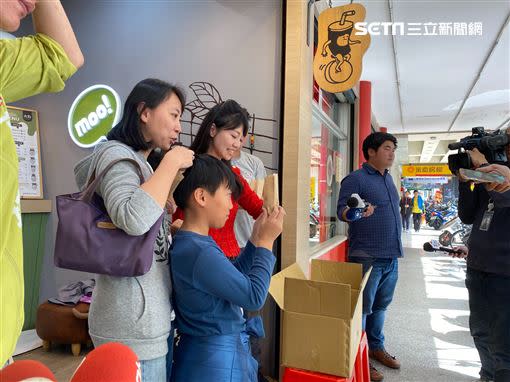 港湖女神感謝祭，高嘉瑜親發限量車倫餅。（圖／記者廖哲民攝影）