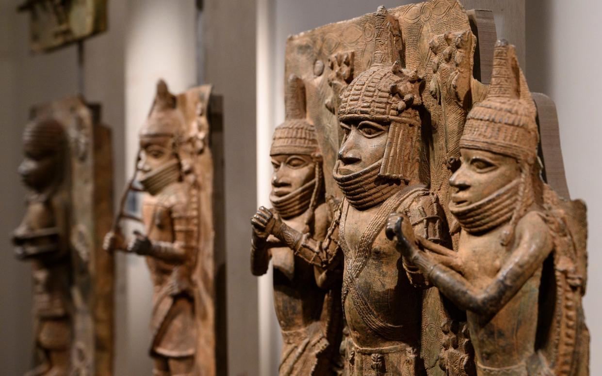 WBJGXK London. England. Benin Bronzes on display at the British Museum, brass plaques from the royal court palace of the Kingdom of Benin, 16-17th century. - Adam Eastland / Alamy Stock Photo 
