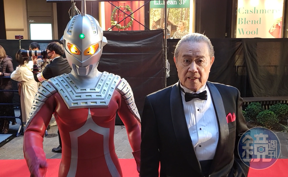 《超人七號》演員森次晃嗣（右）與超人七號一起現身東京影展紅毯。