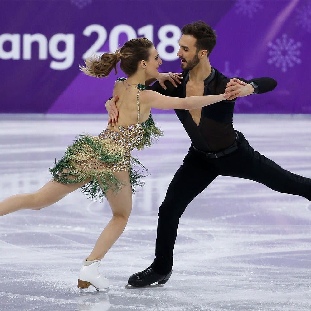 Skater's breast pops out mid-Olympic routine
