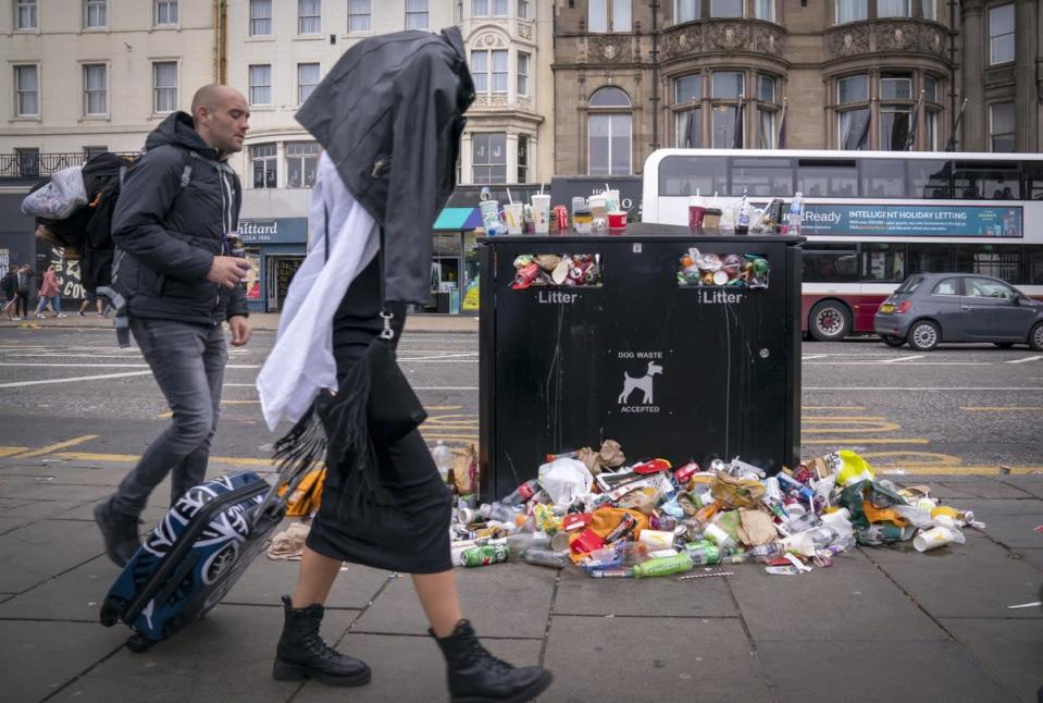 Los contenedores se desbordan en Princes Street de Edimburgo a medida que crecen las montañas de desechos en la ciudad (Jane Barlow/PA) (PA Wire)