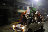 Seguidores indios celebran la victoria de su país sobre su similar de Sri Lanka, en la Copa del Mundo de Criquet, en Kolkata, India. AP/Bikas Das