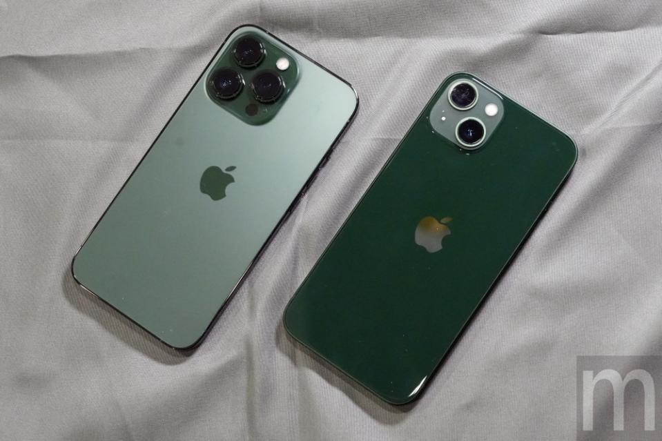 ▲換上松嶺青色的iPhone 13 Pro，以及換上綠色的iPhone 13