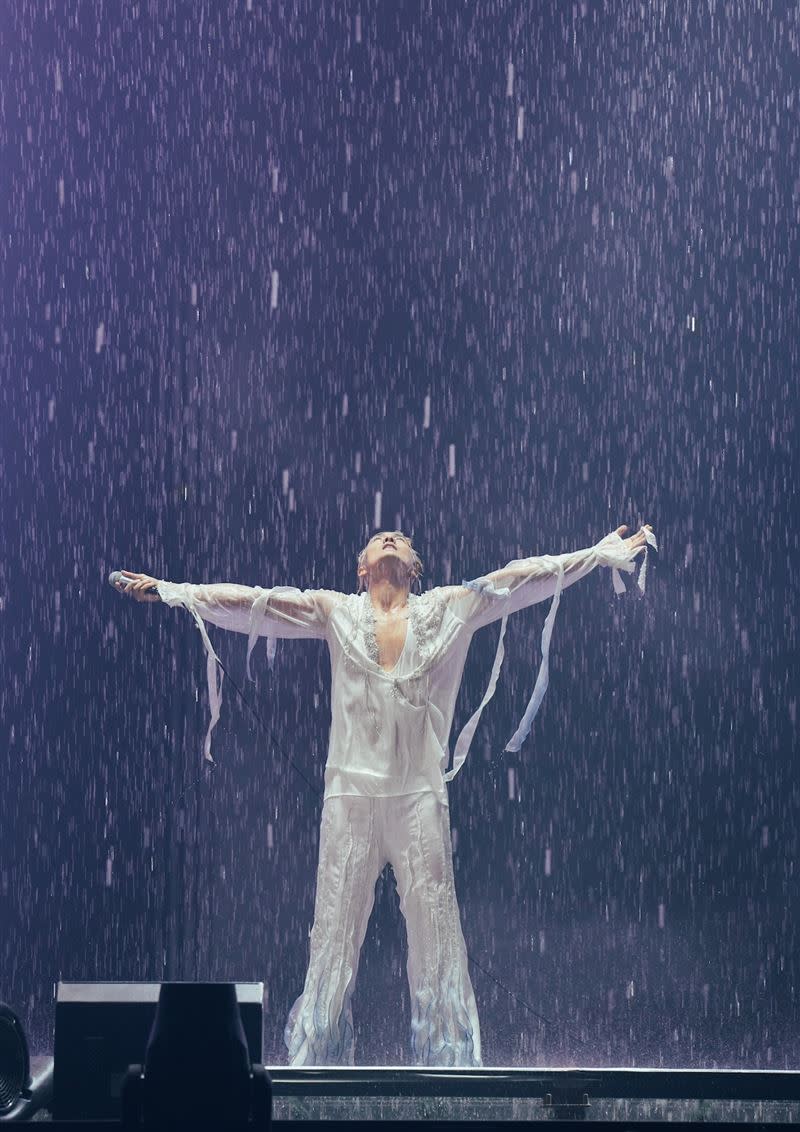 吳克群淋雨演出的氣勢滂沱（圖／滾石唱片提供）