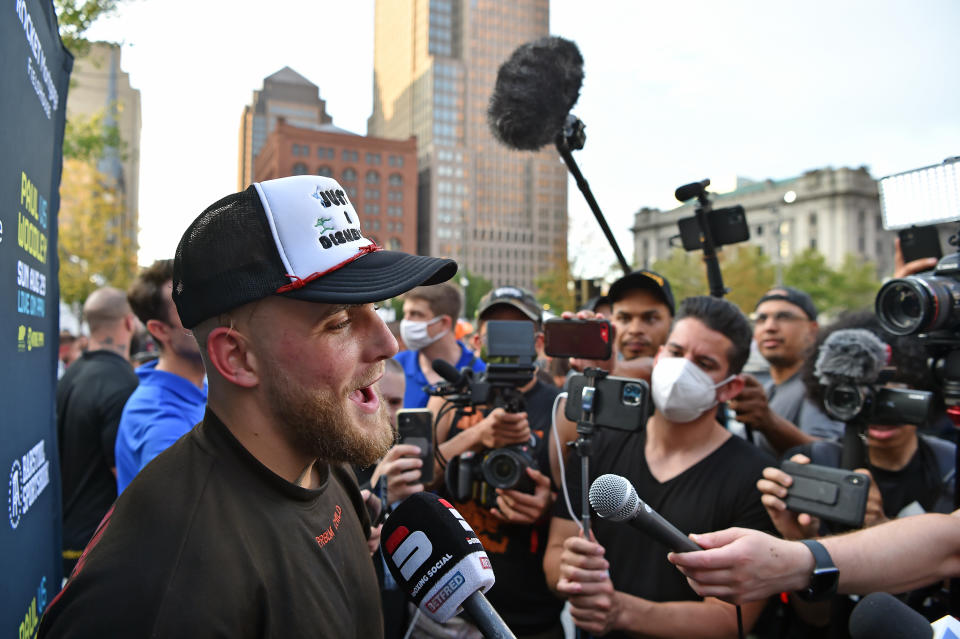 CLEVELAND, OHIO - 25 DE AGOSTO: Jake Paul habla con la prensa después de un entrenamiento con los medios en Cleveland Public Square antes de su pelea del 29 de agosto con Tyron Woodley el 25 de agosto de 2021 en Cleveland, Ohio.  (Foto de Jason Miller/Getty Images)