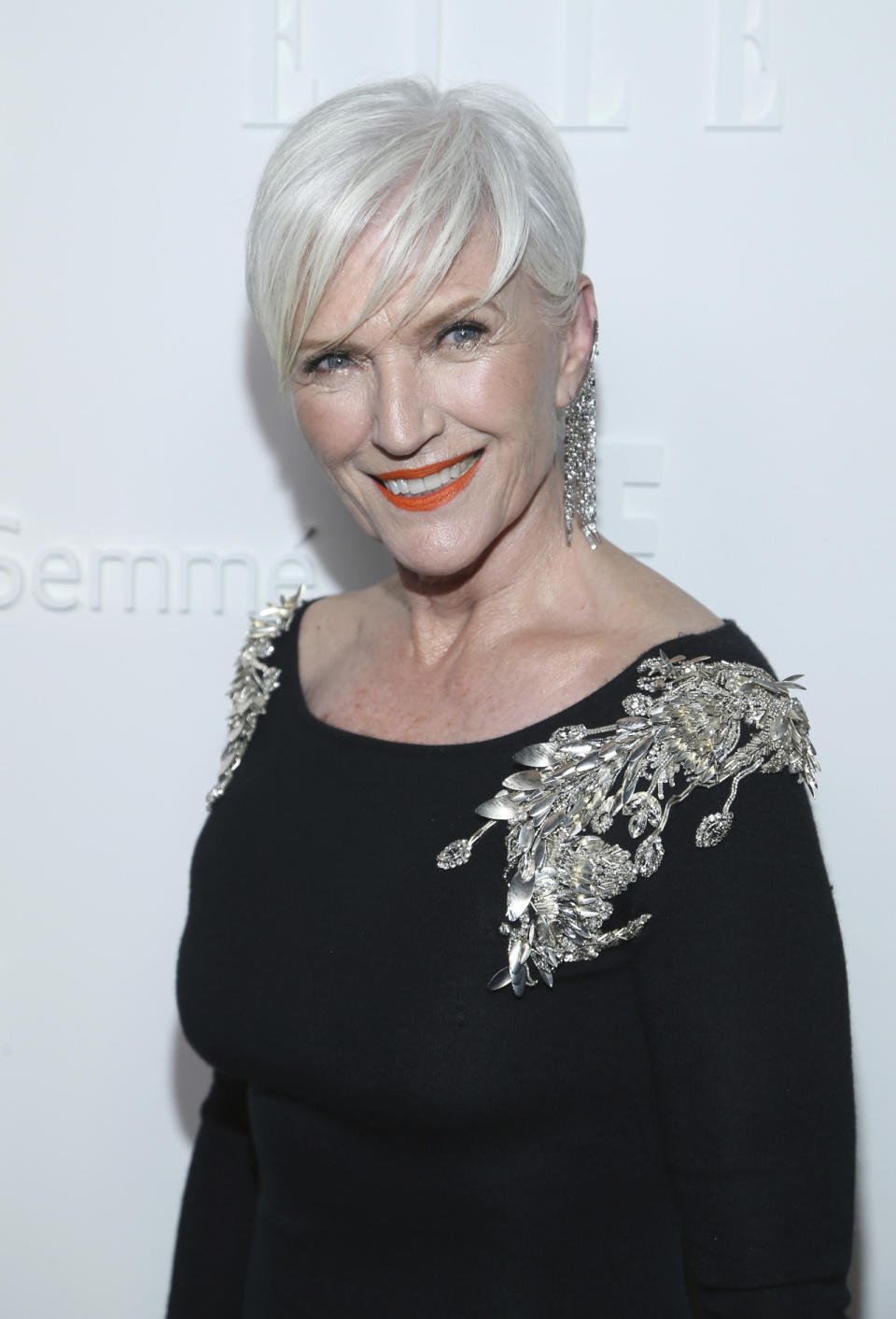 “Schönheit gilt für Frauen allen Alters”, findet die 69-jährige Maye Musk, die sich jetzt als neuestes Model der Make-up-Marke CoverGirl vorstellte. Die dreifache Mutter und zehnfache Großmutter modelt seit 50 Jahren und dürfte bei niemandem einen Zweifel aufkommen lassen, dass sie mit ihrer Aussage recht hat. Wer bei ihrem Nachnamen hellhörig geworden ist liegt richtig: Maye ist die Mutter des Unternehmers Elon Musk. (Bild: Donald Traill/Invision/AP)